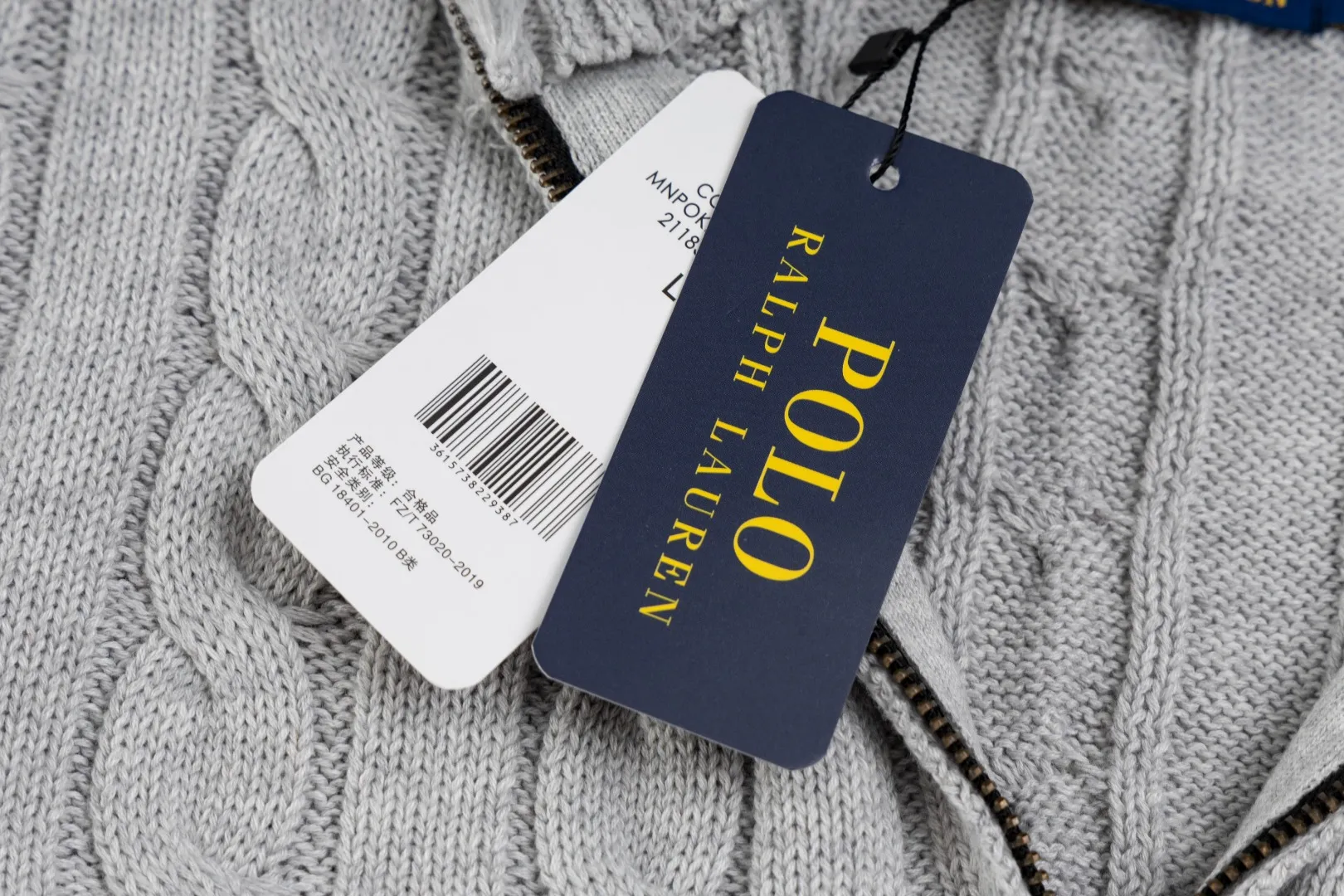 P236 #R92 RALPH LAUREN Ralph Lauren fifteen colors classic small label embroidery logo turtleneck pullover half-zip knitted cable sweater with high-density LOGO embroidery on the chest and original customized tag accessories. Made of pure cotton yarn, pure cotton is skin-friendly and comfortable, small label war horse embroidered twist turtleneck sweater 🐎 high quality, follow the blogger to learn how to wear it! Let’s buy a Ralph Lauren cable sweater. It’s a super hard-to-find series after it became popular. It’s hard to find one on the official website. It’s simple and practical to wear, with a lazy and loose feel. The thickened fabric has more texture, feels soft and delicate, and has a loose fit. Whether worn alone or layered, you can wear different styles of fashion with just one piece!   Size：XS S M L
